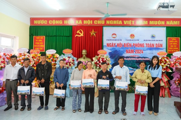 Công ty Cổ phần Đầu tư Sài Gòn Huế (SGH) đã dành tặng 20 suất quà ý nghĩa cho các gia đình có hoàn cảnh khó khăn tại xã Lộc Vĩnh trong chương trình Ngày hội Biên phòng toàn dân năm 2024 tổ chức tại Đồn biên phòng cửa khẩu Cản